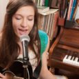 tocar la guitarra y cantar a la vez