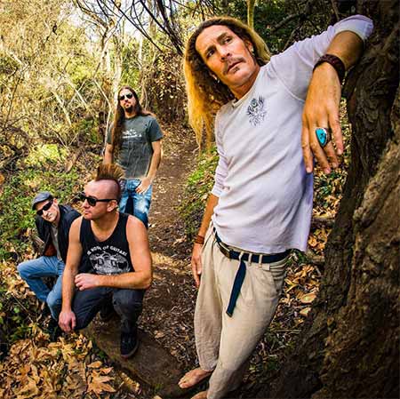 Boy Hits Car: 30 años desafiando las reglas del rock alternativo boy hits car