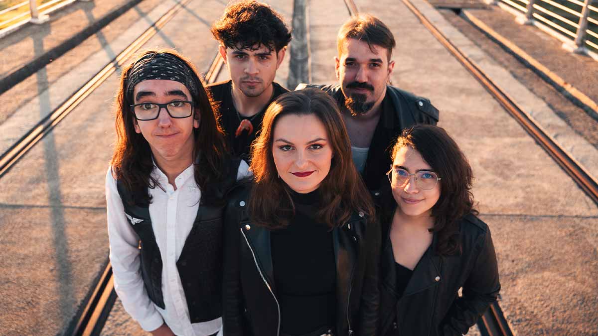 Diamond Roses, del hard rock al universo narrativo
