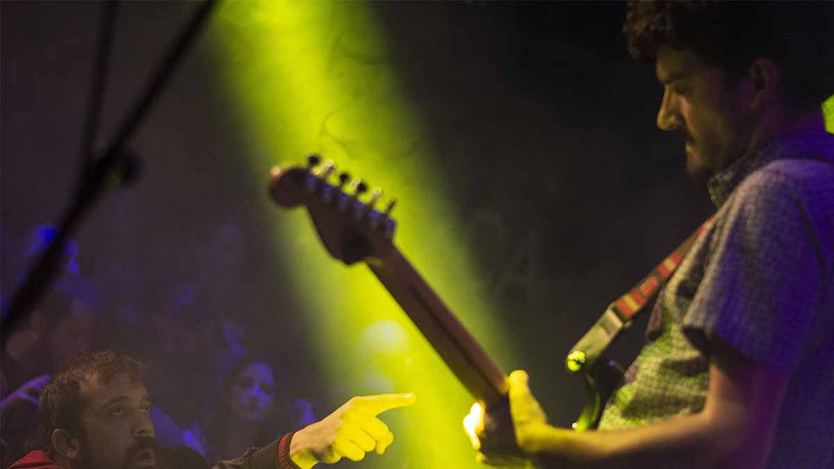 El Roquero Solitario: del sonido acústico a la fuerza del rock el roquero solitario
