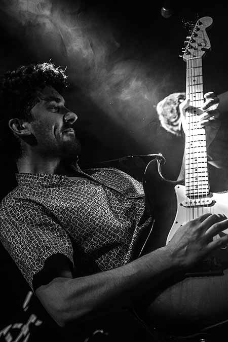 El Roquero Solitario: del sonido acústico a la fuerza del rock el roquero solitario